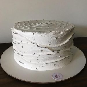 Bolo de creme de banana e limão com creme de manteiga de caramelo, coco e noz-pecã