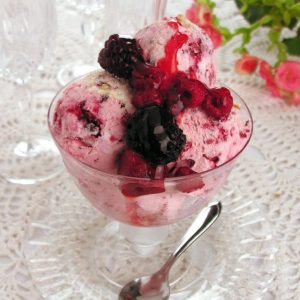 “Sorvete de Frutas Vermelhas com Calda de Hortelã”: