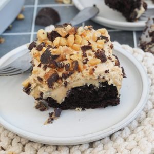 “O Supremo Delicioso: Bolo de Chocolate com Toque de Manteiga de Amendoim”