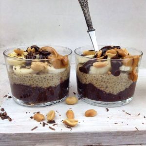Descubra o Segredo da Felicidade em 4 Ingredientes: Doce de Iogurte com Amendoim e Chocolate! 🌟🍬