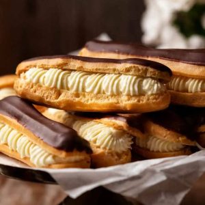 Explore os Segredos dos Eclairs: Uma Viagem Ludicamente Doce pela Confeitaria Francesa