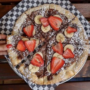 Delicie-se com a Tentação Cremosa: Pizza de Nutella com Banana e Morango!