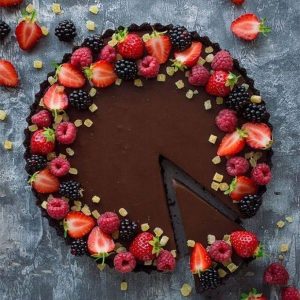 Torta de Brigadeiro com Morango e Base de Biscoito: Uma Receita Irresistível