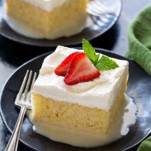 Bolo Três Leites com Chocolate Branco e Amora – Uma Explosão de Sabores!