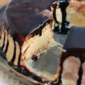 Pudim Sorvete com Calda de Chocolate: Uma Sobremesa Inesquecível!