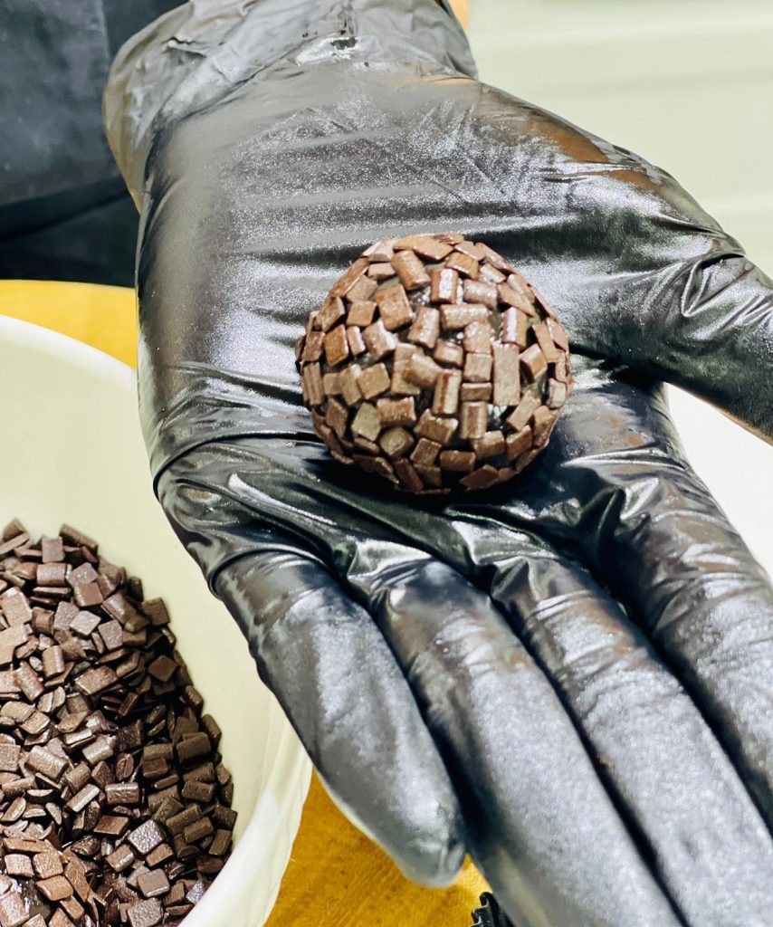 Técnica para Enrolar Brigadeiro com Granulado