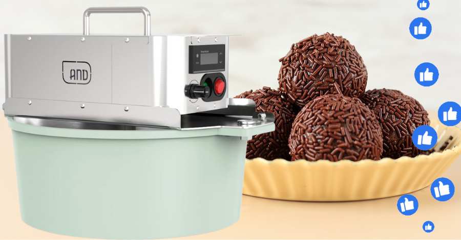 Panela mexedora automática de inox com controle digital ao lado de brigadeiros — ideal para confeitaria; review e comparativo 2025.
